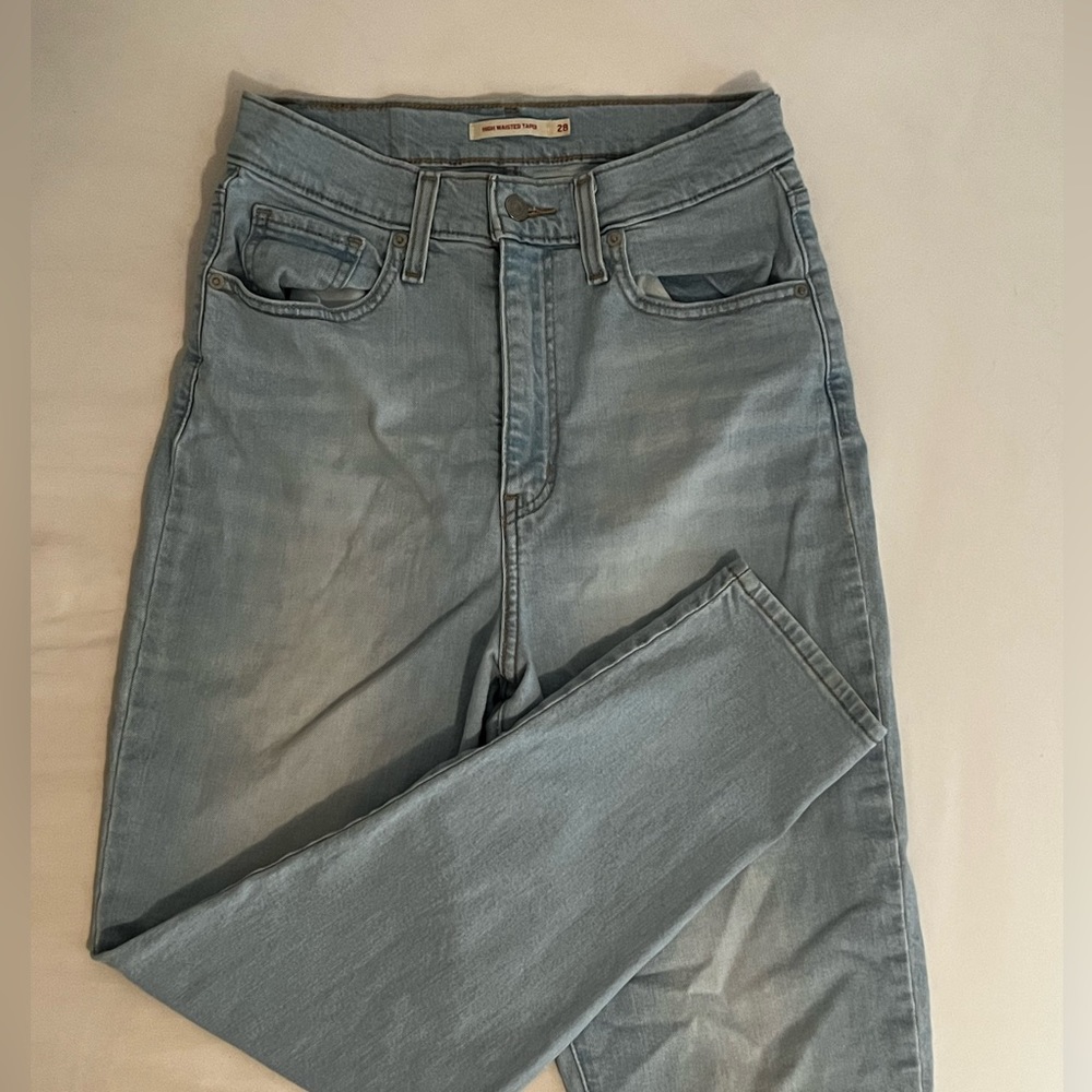 Levi’s high waisted taper size 28